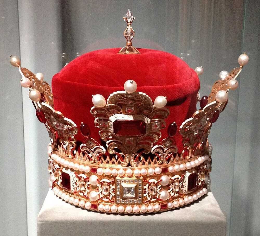 Liechtenstein’s national symbol is the princely (or ducal) hat of the ruling family, the House of Liechtenstein. It appears on the coat of arms and was added to the national flag in 1937 to distinguish the banner from Haiti’s flag. The original crown disappeared in 1781 and remains lost, but in 1976, the people of Liechtenstein presented this replica to Prince Franz Josef II on his 70th birthday.