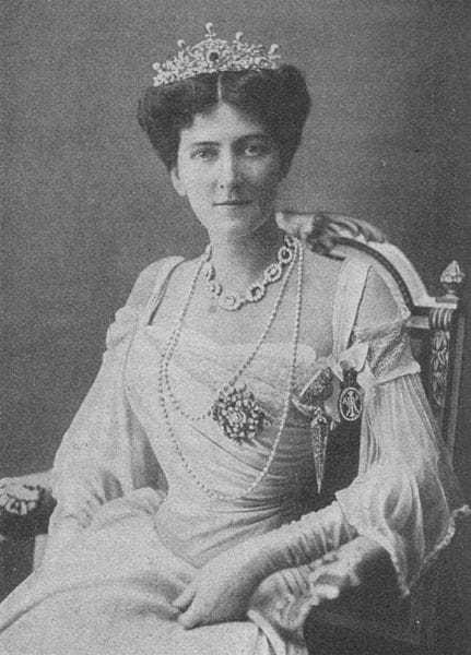 A black and white photograph of Mary Leiter Curzon sitting in a royal chair wearing a tiara and light dress.