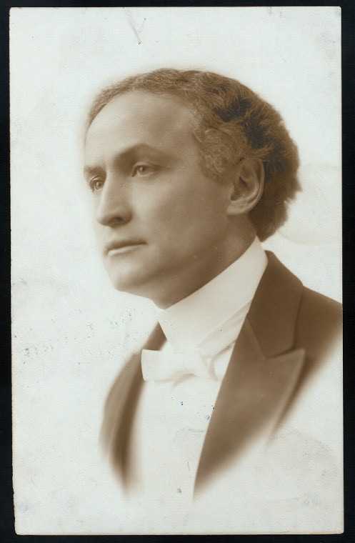 Old photograph of Harry Houdini in profile