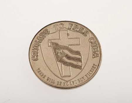 A silver coin with a crest and the phrases, "Crusade to free Cuba" and "There will be no end but victory."