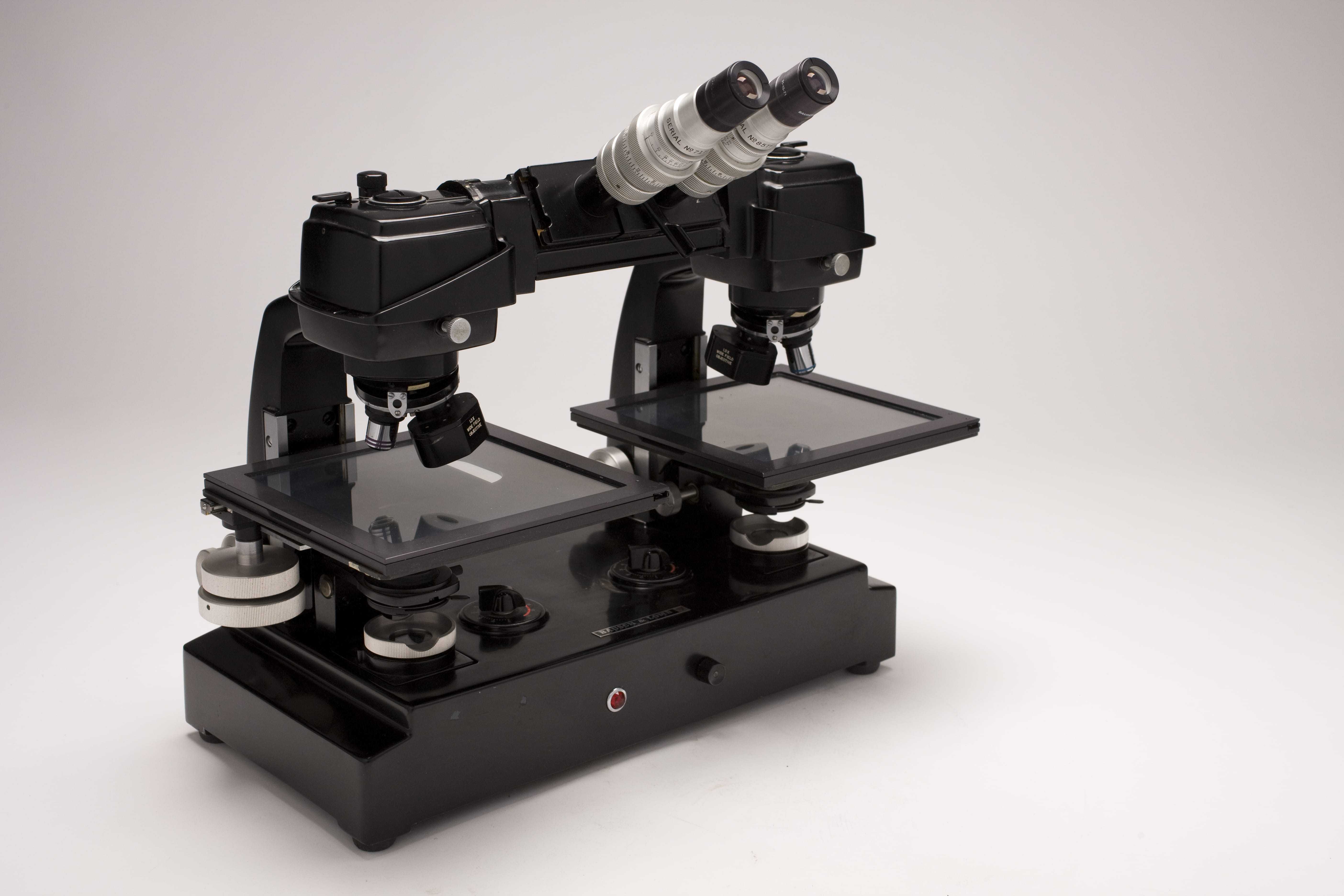The Dynazoom, a device similar to a microscope but with two eyepieces and stages for examination