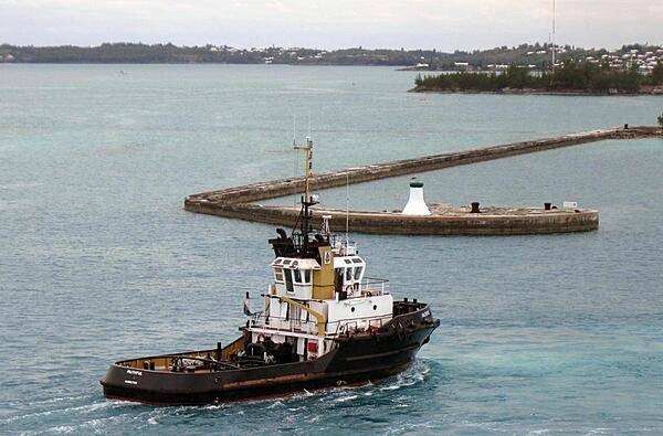 Tugboat at King&apos;s Wharf.