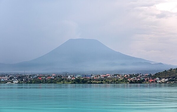 Lake Kivu, the city of Goma in the Democratic Republic of the Congo, and Mount Nyirangongo. Lake Kivu is approximately 90 km (56 mi) long and 50 km (31 mi) wide, with a maximum depth of 475 m (1,558 ft). About 1,370 sq km (851 sq mi), or 58% of the lake's waters, lie within the DRC's borders. The lake bed sits on a rift valley that is slowly being pulled apart, causing volcanic activity in the area, including the active Nyiragongo Volcano.