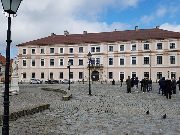 The Palace of the Slavonian General Command in Osijek, Croatia, was constructed between 1724 and 1726 in a blend of Renaissance and Baroque styles. In addition to serving as the General Command headquarters, the palace was also the administrative seat for the Kingdom of Slavonia, and it is now the office for the University of Osijek's rector and is featured on the reverse of the Croatian 200-kuna banknote.