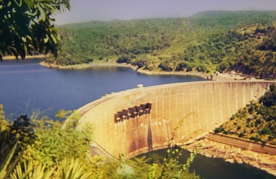 Lake Kariba on the Zambia-Zimbabwe border is the world’s largest  artificial lake, over 223 km (139 mi) long and up to 40 km (25 mi) wide. The completion of the Kariba Dam flooded the Kariba Gorge on the Zambezi River between 1958 and 1963, creating the lake. The dam supplies hydroelectric power to Zambia and Zimbabwe and is owned and operated by both countries. The fish stocked in the lake support commercial fisheries. The part of Lake Kariba that is in Zimbabwe is a recreational park in the Zimbabwe Parks and Wildlife Estate.