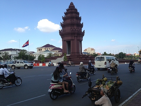 The Independence Monument in Phnom Penh, capital of Cambodia, was completed in 1958 to commemorate Cambodia's independence from France in 1953. Its lotus shape mimics the style seen at the Khmer temple at Banteay Srei and other Khmer historical sites.