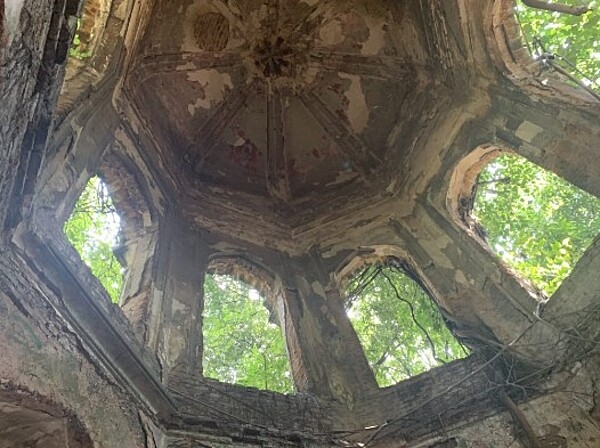 The dome of the tomb of Colombo Sahib in Bangladesh's Dhaka Christian Cemetery, which incorporates a number of different architectural styles.