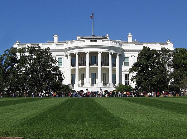 The lawn and southern facade of the White House in Washington, D.C.