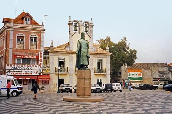 The brickwork in the main square of the coastal town of Cascais - some 30 km west of Lisbon - displays a distinctive wavy pattern.