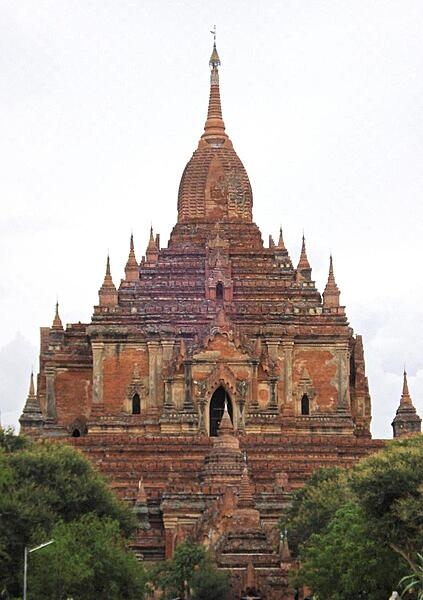 Htilominlo Temple in Bagan, Burma, was completed around A.D. 1218 during the reign of King Nantaungmya. The three-story temple rises to 46 m (150 ft) and is built of red brick.