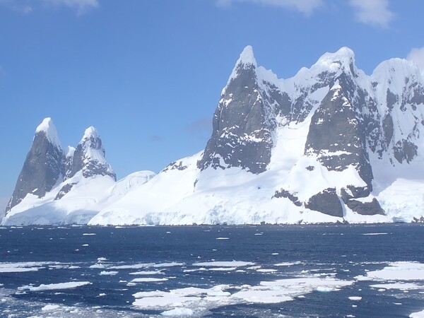 The Una Peaks at Cape Renard, formerly known as Cape Renard Towers, are two towers of basalt (volcanic rock), each topped by a cap of ice, with the highest summit at 747 m (2,451 ft).  The Peaks are at the northeast entrance to the Lemaire Channel on the Antarctic Peninsula.