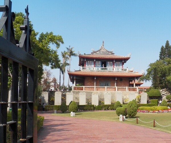 Fort Provintia (aka Chakan Tower) or  is the oldest building in Tainan city. Built as an outpost in 1653 during the Dutch colonization of Taiwan, it was surrendered during a siege by Ming loyalists in 1662 and later destroyed by an earthquake in the 19th century.  The fort was later rebuilt as Chihkan Tower, surrounded by a high brick walls, and eventually became the capital of the entire island. The tower, which is undergoing redevelopment into a museum, is home to a library of dictionaries and business transaction documents in the Siraya language - spoken by the native inhabitants of the region during Dutch rule.