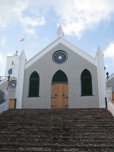 St. Peter’s Church, located in the UNESCO World Heritage Site of the Town of St. George, is the oldest Anglican Church outside the British Isles and the oldest church in continuous use in the New World. Established in 1612 when Bermuda was settled by the Virginia Company, the church was rebuilt many times due to stormy weather, and eventually constructed of stone in 1826.