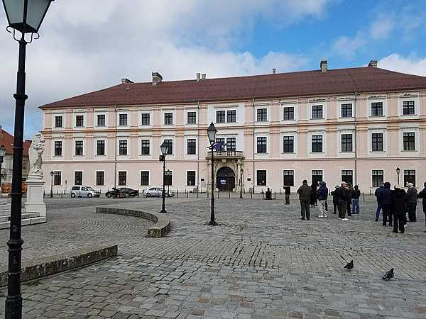 The Palace of the Slavonian General Command in Osijek, Croatia, was constructed between 1724 and 1726 in a blend of Renaissance and Baroque styles. In addition to serving as the General Command headquarters, the palace was also the administrative seat for the Kingdom of Slavonia, and it is now the office for the University of Osijek's rector and is featured on the reverse of the Croatian 200-kuna banknote.