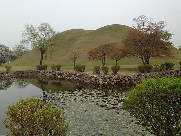 Daereungwon Tomb Complex (Tumuli Park) in Gyeongju is a walled area containing the tombs (tumuli) of Silla Dynasty (57 B.C. – A.D. 935) monarchs and members of their families.  Five tombs on these grounds are believed to include the founder of the Silla Kingdom,  Bak (Park, Pak) Hyeokgeose, his queen Aryeong, and three of the next four kings of Silla.  The Daereungwon Tomb Complex in the ancient Silla capital city Gyeongju provides an opportunity to walk around and even inside one of these incredible structures.