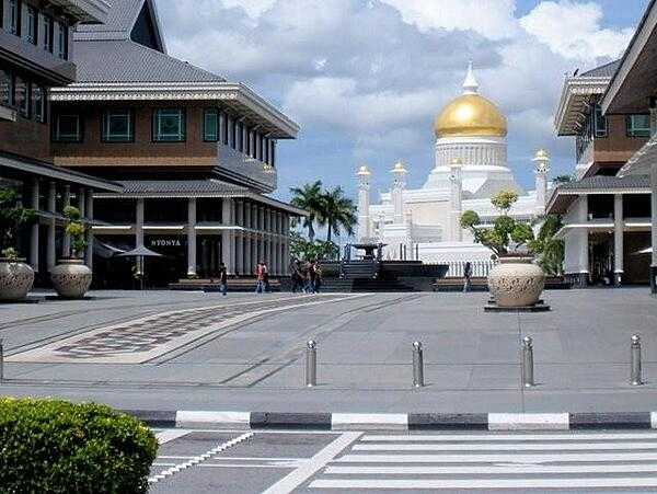 The Sultan Omar Ali Saifuddin Mosque in the water village of Kampong Ayer is a major landmark and tourist attraction in Brunei. Built in 1958, the structure is a mixture of Mughal and Italian architectural styles.