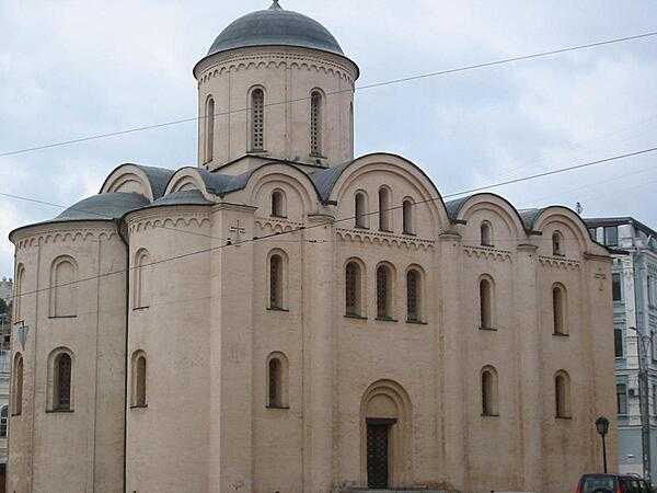 The Orthodox Church of the Pyrohoshchi Madonna in the Podil district of Kyiv was constructed between 1132 and 1136. Demolished by the Soviets in 1935, it was reconstructed in 1998 in its original medieval Byzantine style (i.e., sans the Neoclassical facade that had been added in 1811).