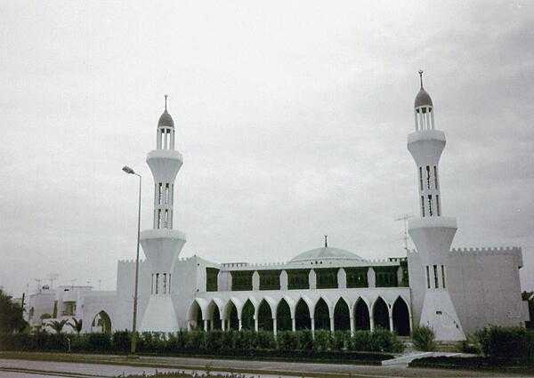 A mosque along the Khalifa al Kabeer Highway in Manama, Bahrain.